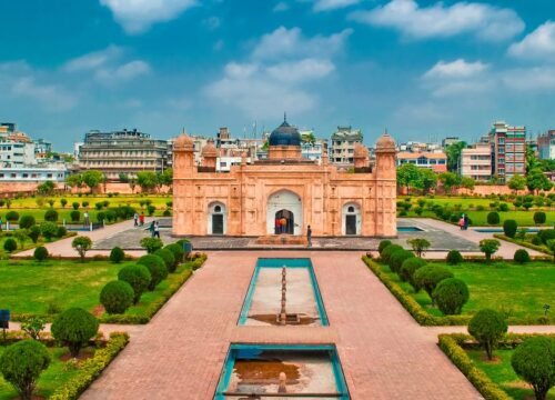 Old Dhaka Heritage Day Tour: Rickshaws, River Boats and Mughal Forts