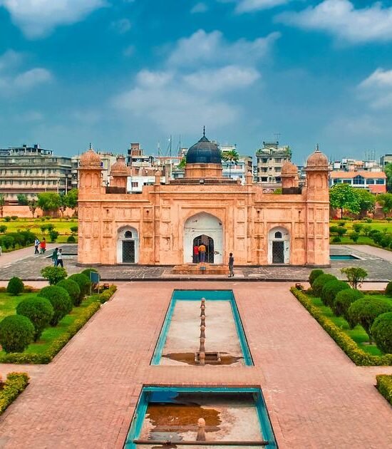 Old Dhaka Heritage Day Tour: Rickshaws, River Boats and Mughal Forts